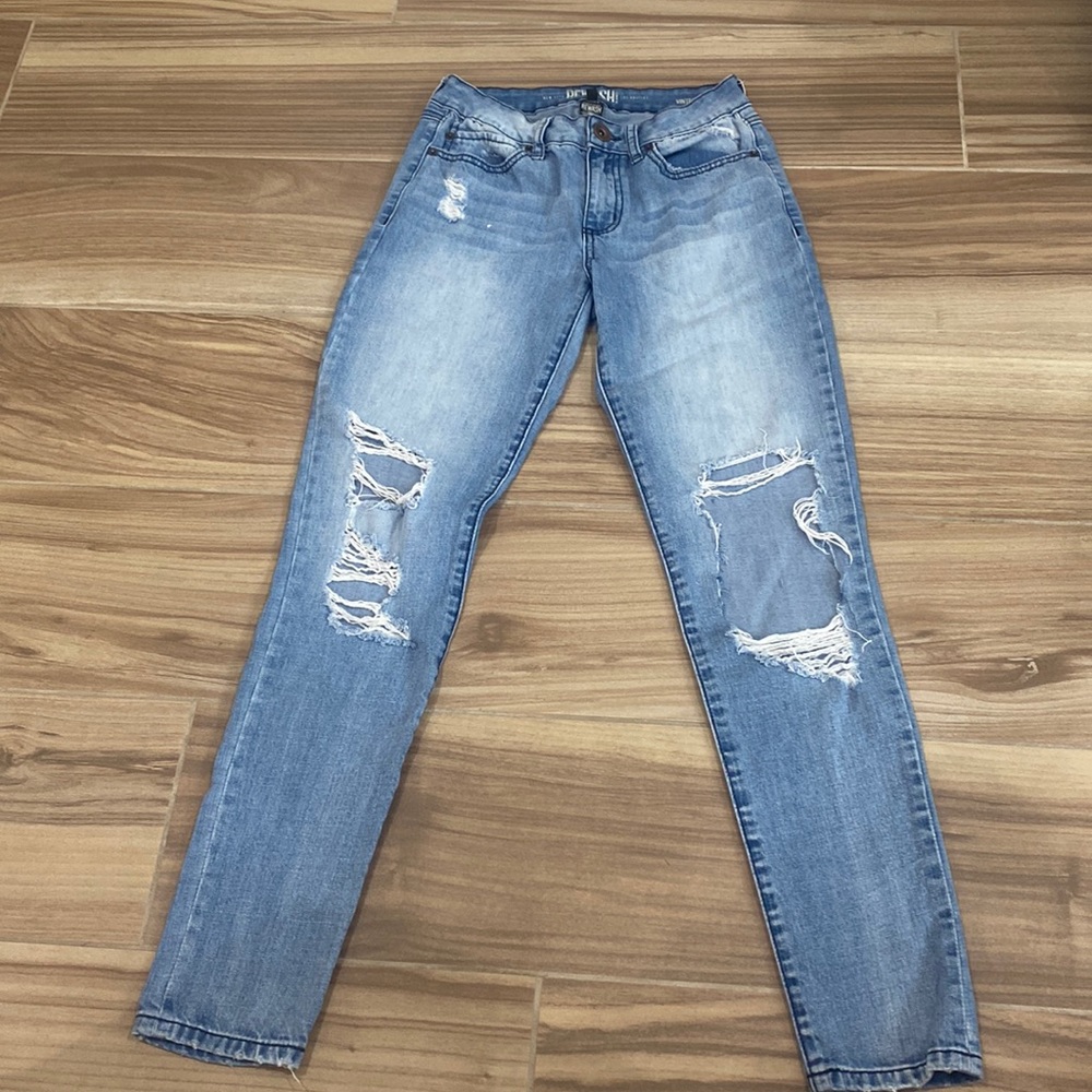 Super cute mom ripped jeans, in very good condition.